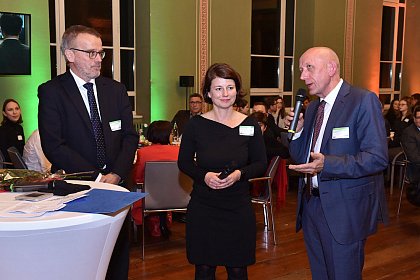 Transferpreis 2018 der MLU, der Stadt Halle und der Stadtwerke Halle GmbH: Die Preisträger Christine Sattler und Holger
Backhaus-
Maul (re.) mit Prorektor Wolfgang Paul (li.) (Foto: Michael Deutsch)