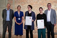 v.l.n.r.: Marc Buggeln (Mitglied VHD-Ausschuss & Jury), Harriet Rudolph (Mitglied VHD-Vorstand & Vorsitz Jury), Susanne Schregel (Carl Erdmann Preis), Cosima Goetz (Hedwig Hintze
Preis), Christoph Dartmann (Mitglied VHD-Ausschuss & Jury) | Quelle: B. Frommann